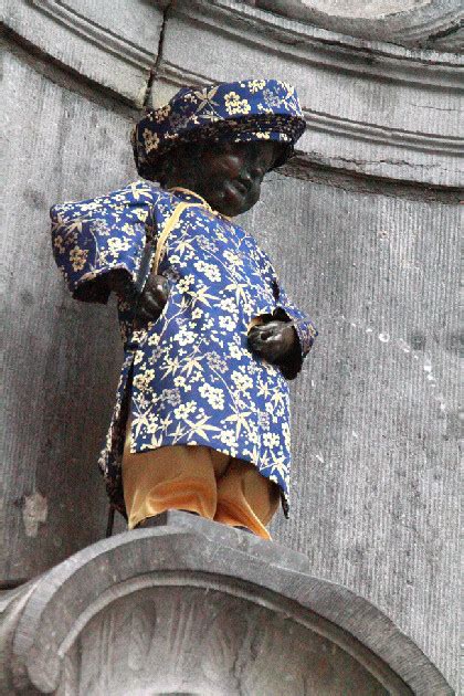 niños haciendo pipi en un arbol|Manneken Pis 